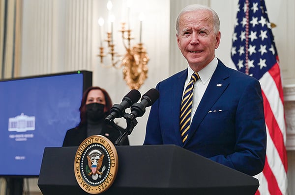 2021年1月22日，美國總統拜登（Joe Biden）在位於華盛頓特區的白宮州餐廳（State Dining Room）談到Covid-19（中共病毒引發的疾病）回應。（NICHOLAS KAMM/AFP via Getty Images）