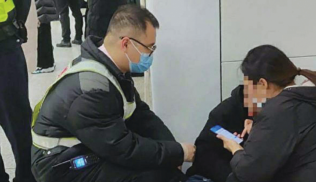 2021年1月19日，上海浦東新區世紀大道站2號線月台有女士暈倒在牆邊。（知情者提供）