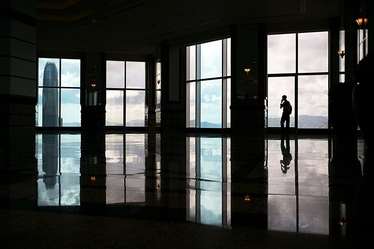 基金經理及銀行家在離港並遷往海外發展後，竟收到港府金管部門查問原因，做法不尋常。（ANTHONY WALLACE/AFP/ Getty Images）