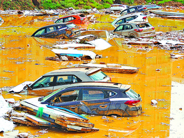 【圖片新聞】西寧強降雨百輛新車被淹