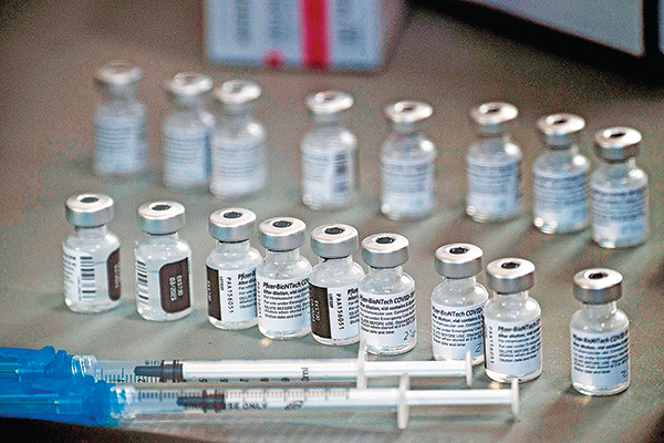 作為首個獲得批准的中共病毒疫苗，輝瑞的疫苗佔據了市場先機。（AFP）