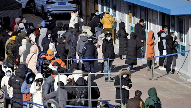 1月28日，北京居民排隊進行核酸檢測。（GREG BAKER/AFP via Getty Images）