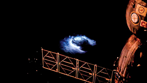 從太空站首次看到藍色閃電「衝出雲霄」