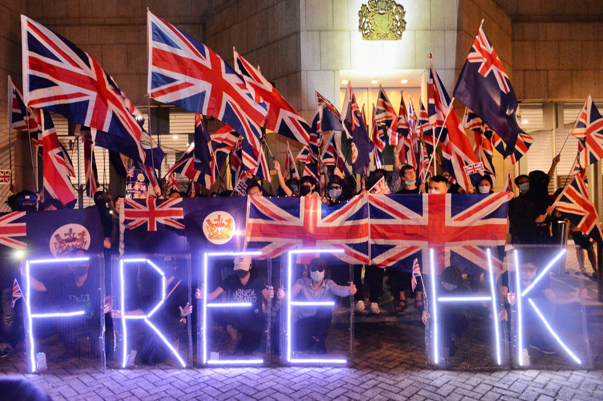 2019年反送中期間，有市民到英國駐港總領事館外集會，促請英國能給香港人居留權。（大紀元資料圖片）