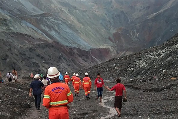 2020年7月2日，緬甸北部一座玉石礦場發生山崩災難。現場救援人員繼續搜救。 （ Handout / MYANMAR FIRE SERVICES DEPARTMENT / AFP）