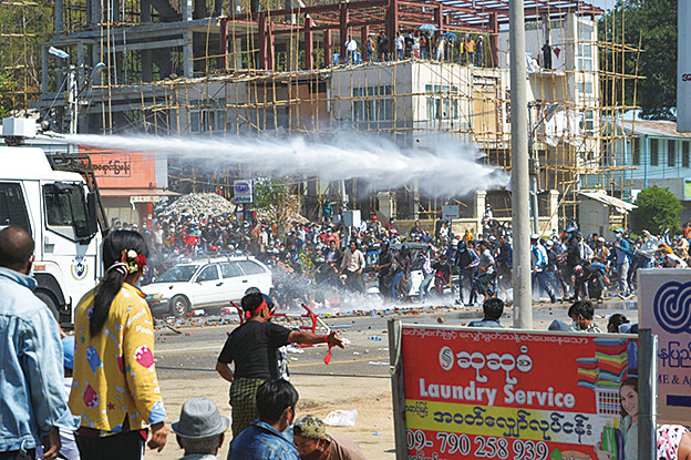 2月8日，奈比多警方出動水砲對付數以千計的抗議者。（Getty Images）