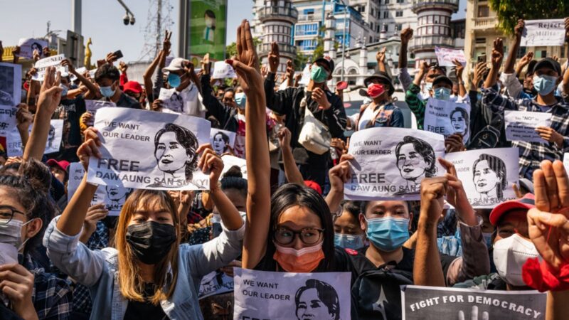 緬甸爆大規模示威 軍政府戒嚴 突襲民盟總部