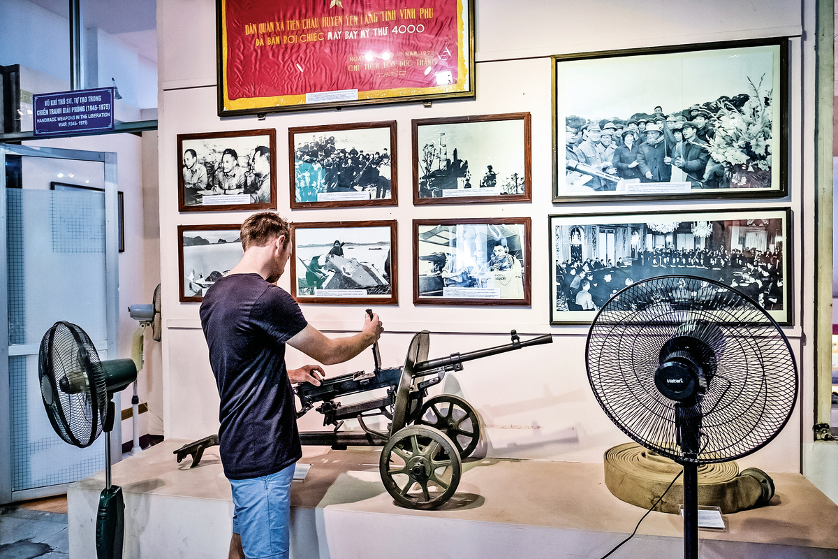 2016年5月25日，一名遊客在越南河內軍事歷史博物館擺弄機關鎗。（Linh Pham/Getty Images）