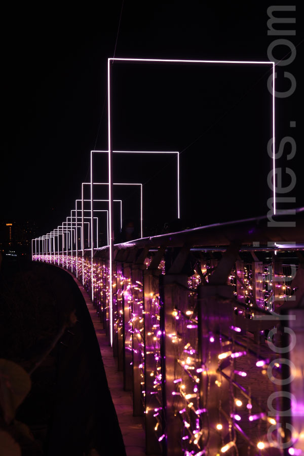 粉紅色、粉紫色LED燈飾在海濱長廊蔓延，營造出溫馨浪漫的氣氛。（陳仲明／大紀元）