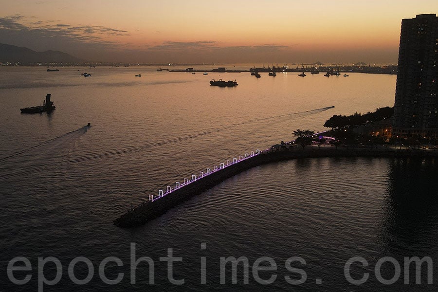 粉紅色、粉紫色LED燈飾在海濱長廊蔓延，營造出溫馨浪漫的氣氛。（陳仲明／大紀元）