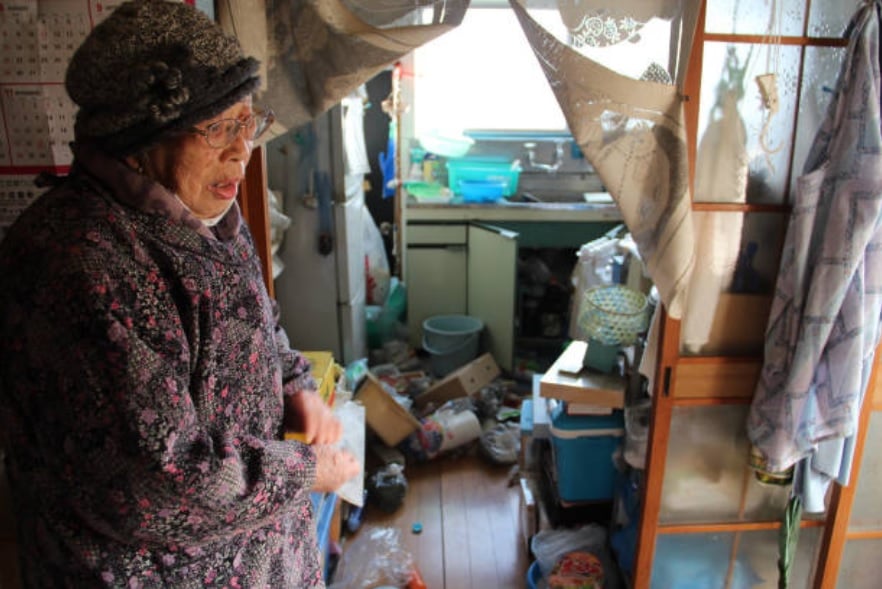 日本福島縣沿海2月13日晚發生7.3級地震。圖為福島縣居民家中的廚房物品散落一地。（STR / JIJI PRESS / AFP）