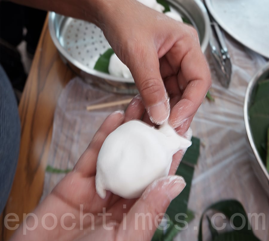 龍躍頭村民們在製作「石榴仔」的茶粿。（明愛龍躍頭社區發展計劃提供）