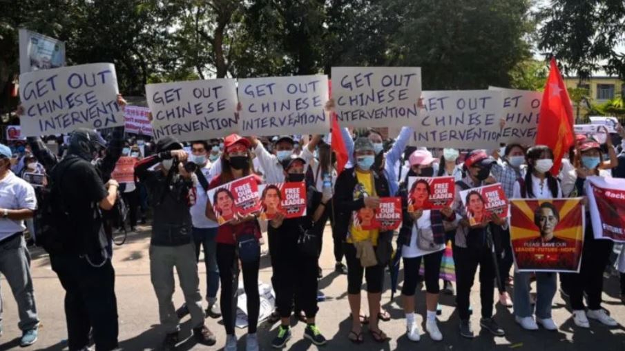 2021年2月12日，緬甸民眾在中共駐仰光大使館前高舉標語，抗議中共幫助緬甸軍政府搞網絡審查。（SAI AUNG MAINAFP via Getty Images）