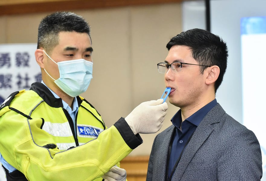 警方採用快速口腔液測試打擊毒駕