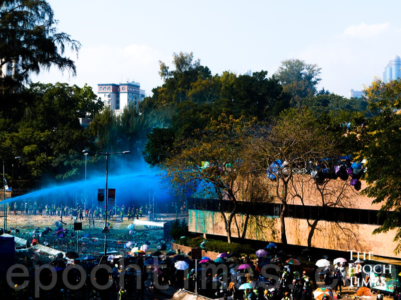2019年11月17日，下午香港理工大學現場，防暴警察出動兩架水炮車、裝甲車，同時發射催淚彈清場。（yinyin liao／大紀元）