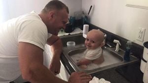 美警察在洗手槽中幫小男嬰洗澡 照片熱傳