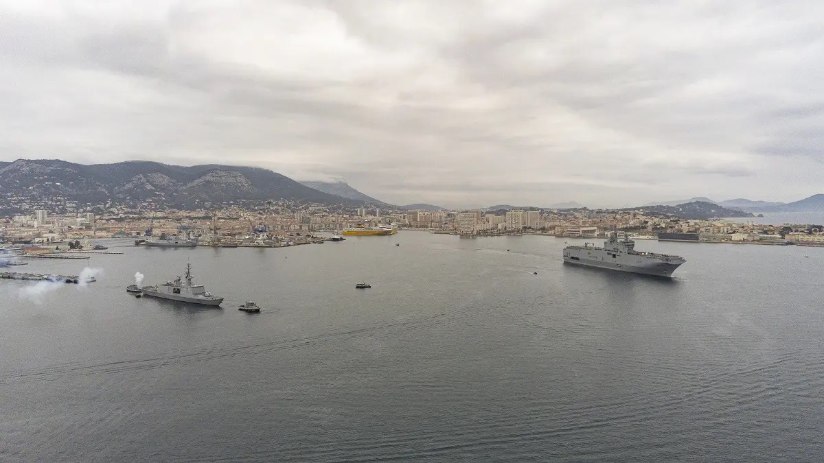 2021年2月18日，法國兩棲攻擊艦坦納爾號和護衛艦蘇爾庫夫從土倫海軍基地出發。（法國海軍）