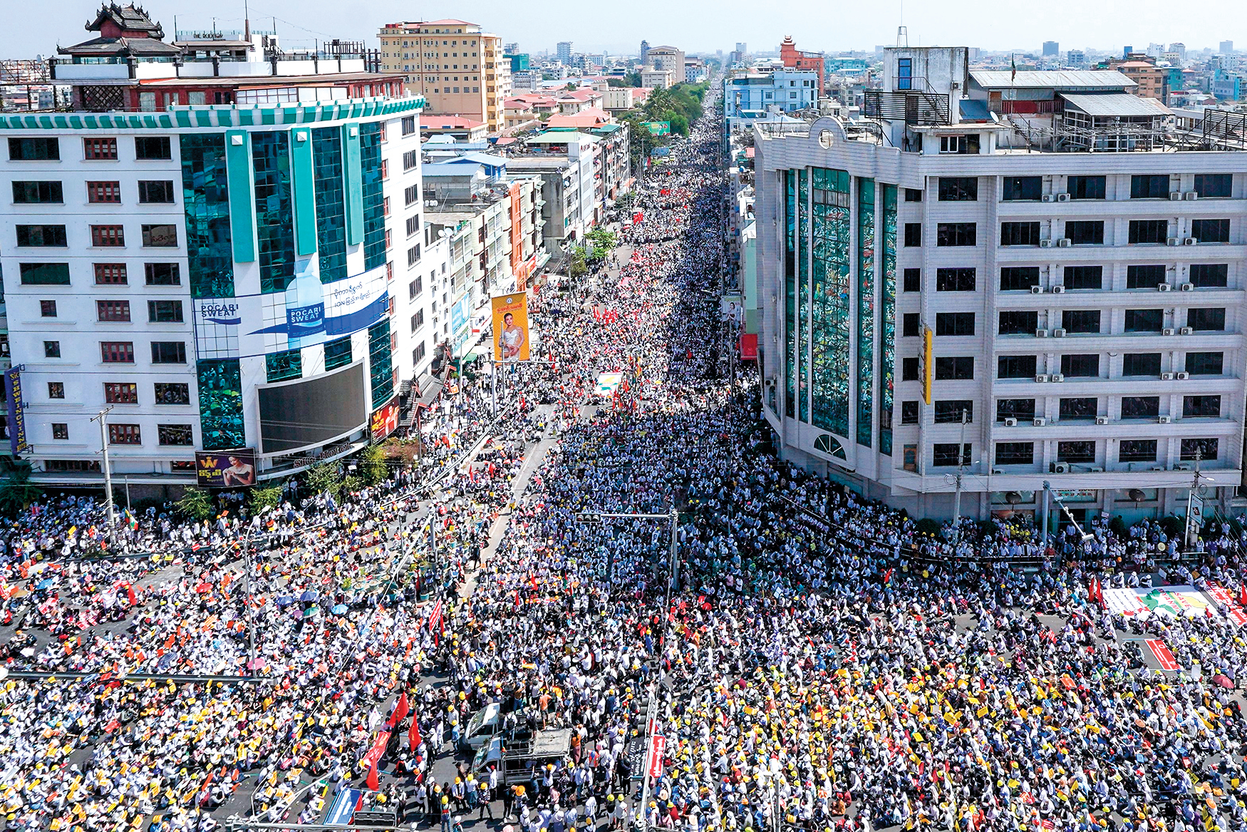 緬甸軍方發動政變以來，已經三個星期。緬甸各地民眾發起抗議活動。圖為2月22日在緬甸第二大城市曼德勒舉行的抗議軍事政變的示威遊行。（Getty Images）