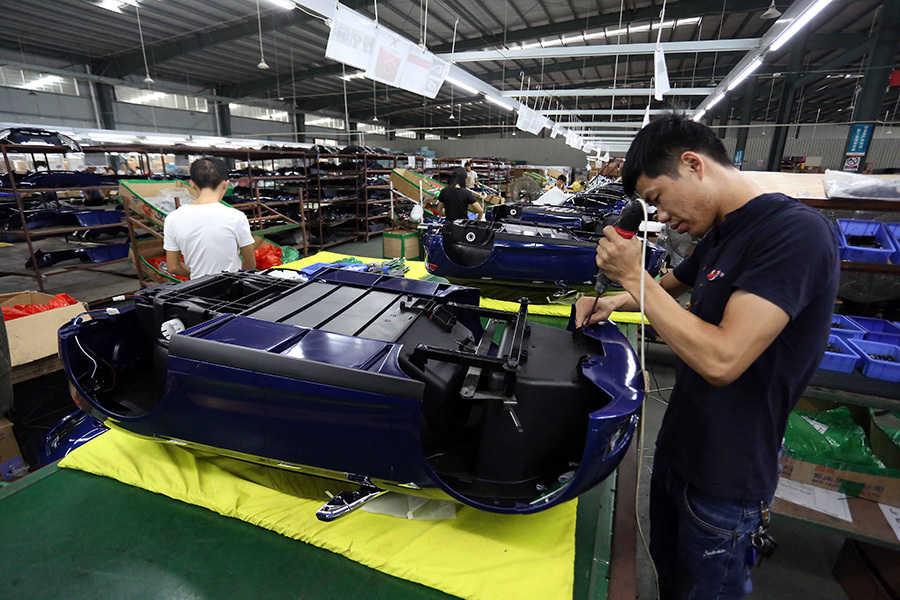 由於中國勞動力出現許多問題，中國已不再是吸引西方企業、將生產線外遷的目的地。圖為福建晉江的一家工廠。（STR/AFP/Getty Images）