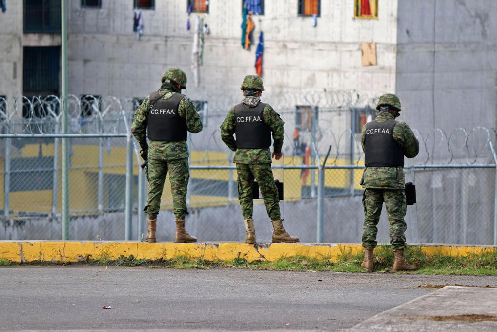 2月24日，士兵在厄瓜多爾昆卡的CRS Turi監獄外站崗。（Getty Images）