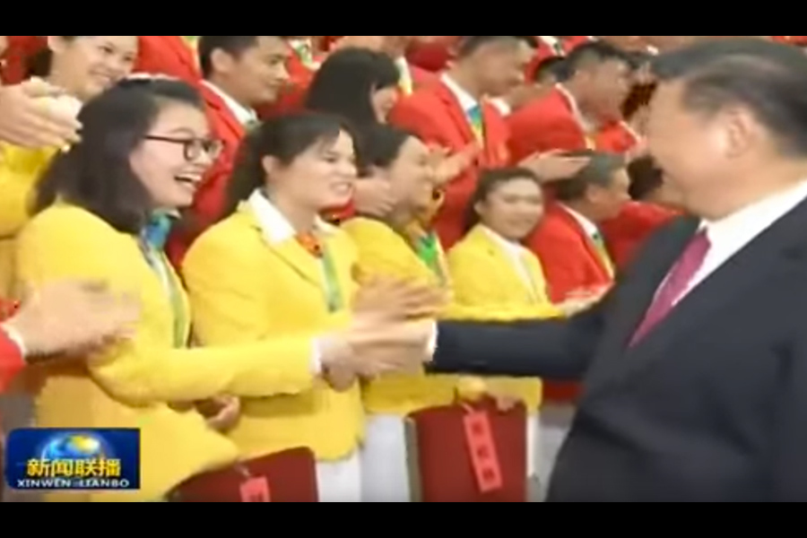 日前，習近平等在北京會見裡約奧運代表團成員。傅園慧和習握手後，微博兩次重複激動稱，「我不洗手了」，現在相關微博刪除。圖為傅園慧與習近平握手。（視像擷圖）