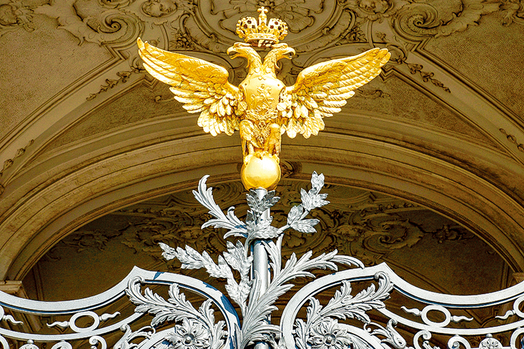 冬宮大門上的帶雙冠兩頭鷹，是俄羅斯帝國的國徽。（dimbar76/Shutterstock.com） 