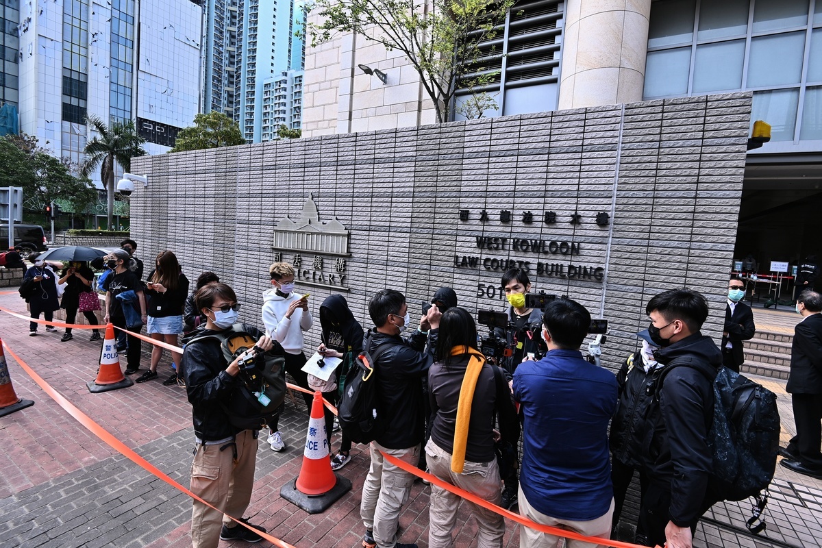 3月2日早上，前來旁聽聲援的市民在西九龍法院外排隊。（宋碧龍／大紀元）