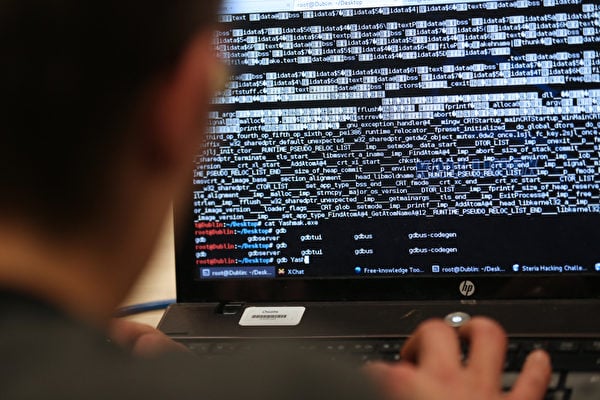 中共國家級黑客被曝透過美國微軟軟件Exchange Server竊取目標機構的機密資料，被指惡意攻擊印度電網引發2020年孟買的10月大停電。圖為黑客竊盜示意圖。（THOMAS SAMSON／AFP）