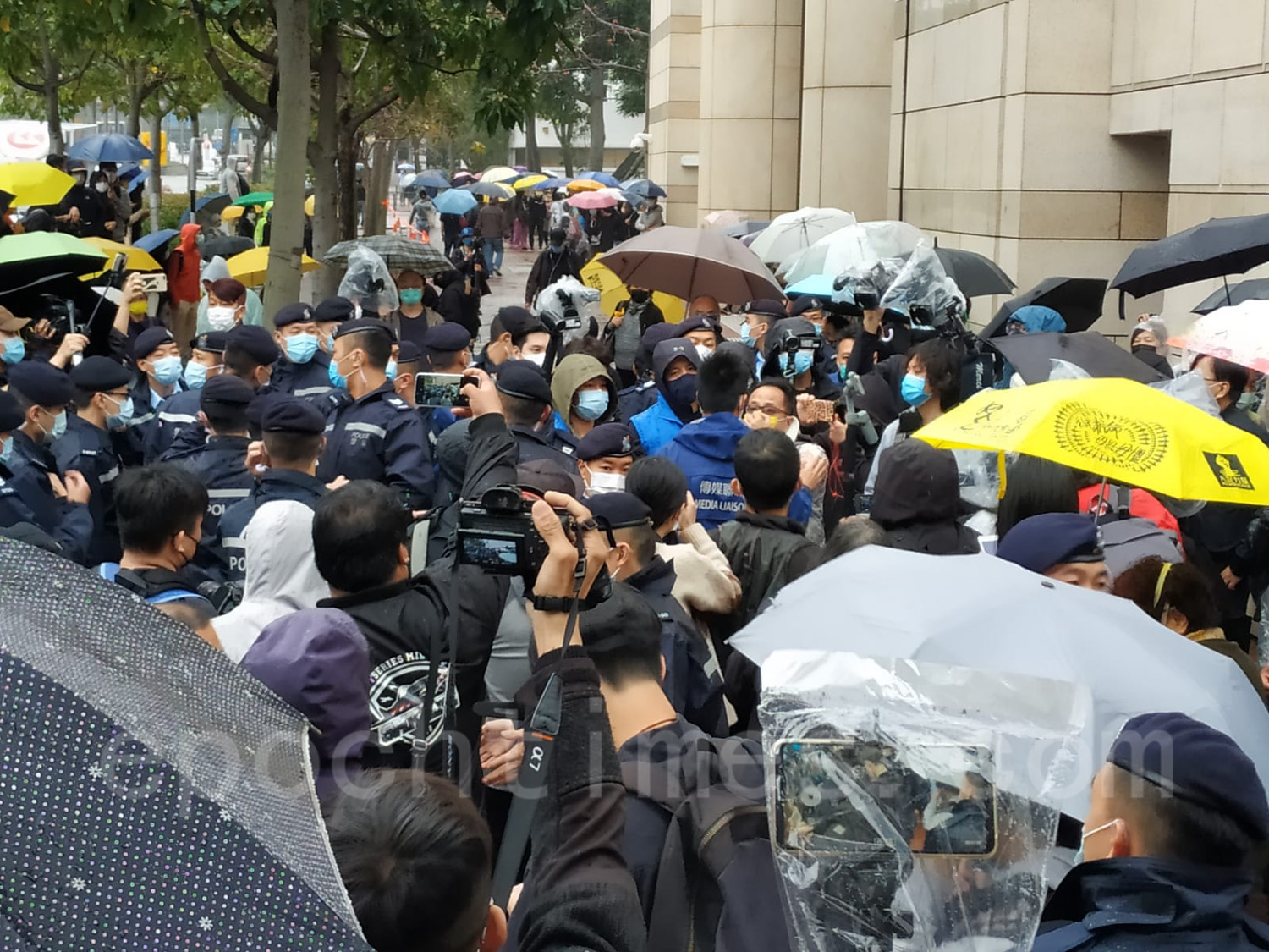 市民冒雨在西九龍法院排隊等候旁聽。（Billy Chan／大紀元）