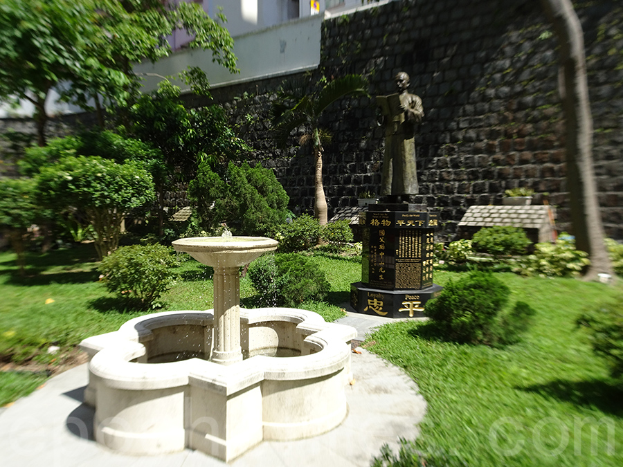 主樓前方花園的孫中山先生銅像，由孫中山的孫女孫穗芳博士送贈，於2011年豎立。（鄺嘉仕提供）