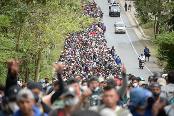 美國總統拜登上任後實施寬鬆的移民政策，致美國邊境持續危機。圖為2021年1月16日在危地馬拉一條道路上行走的洪都拉斯非法移民。他們正準備前往美國。（JOHAN ORDONEZAFP via Getty Images）
