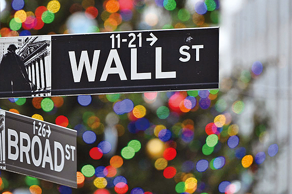 2020年12月9日，位於紐約市紐約證券交易所（NYSE）前的華爾街標誌。（ANGELA WEISS/AFP via Getty Images）