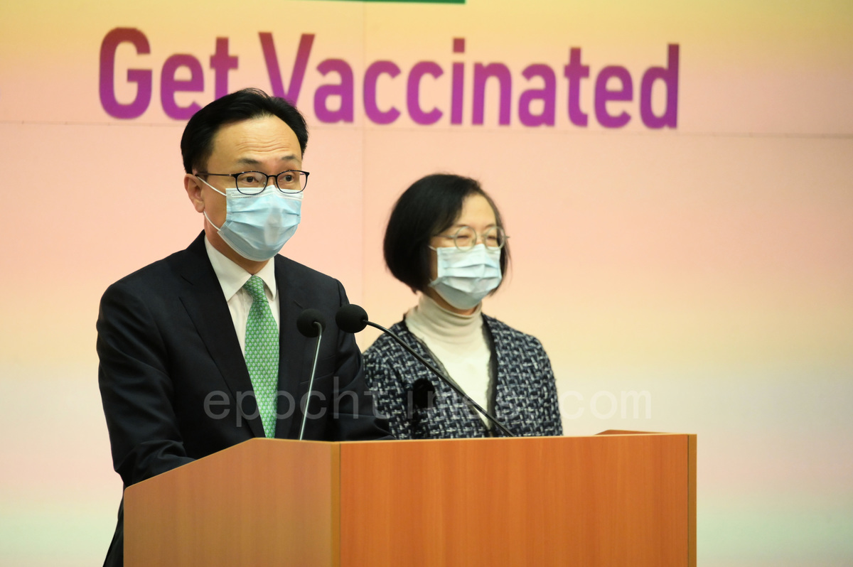 3月15日公務員事務局局長聶德權（左）宣佈，會擴大優先接種組別。（郭威利／大紀元）