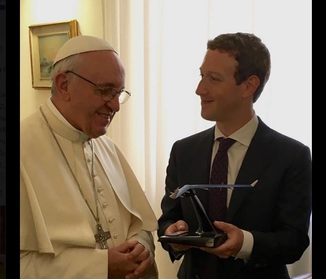 29日Facebook執行長朱克伯格送給教宗的見面禮是Facebook的無人機「Aquila」。（朱克伯格Facebook截圖）