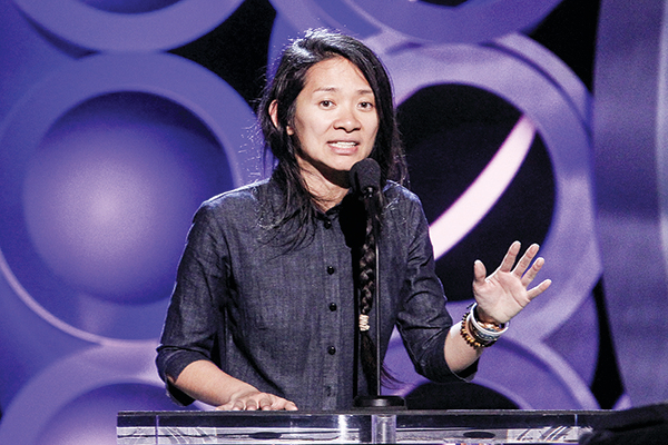 趙婷2018 年在加州的「電影獨立精神獎」頒獎儀式上講話。（Getty Images）