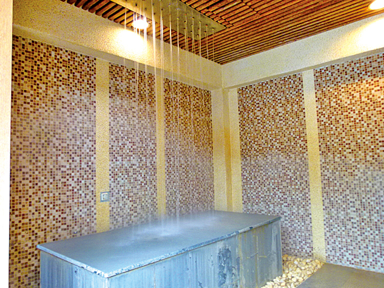 溫泉區的各種水療浴設施。