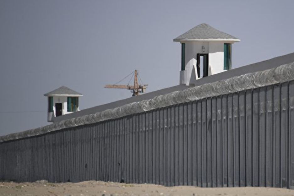圖中設施被認為是新疆和田市郊一處主要關押穆斯林族裔的「再教育營」，攝於2019年5月31日。（GREG BAKER/AFP via Getty Images）