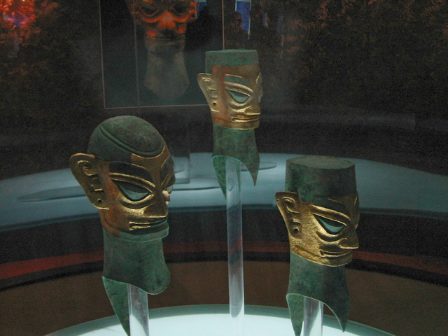 圖為三星堆博物館中展出的戴黃金面具的青銅人像。（Yang／維基百科）