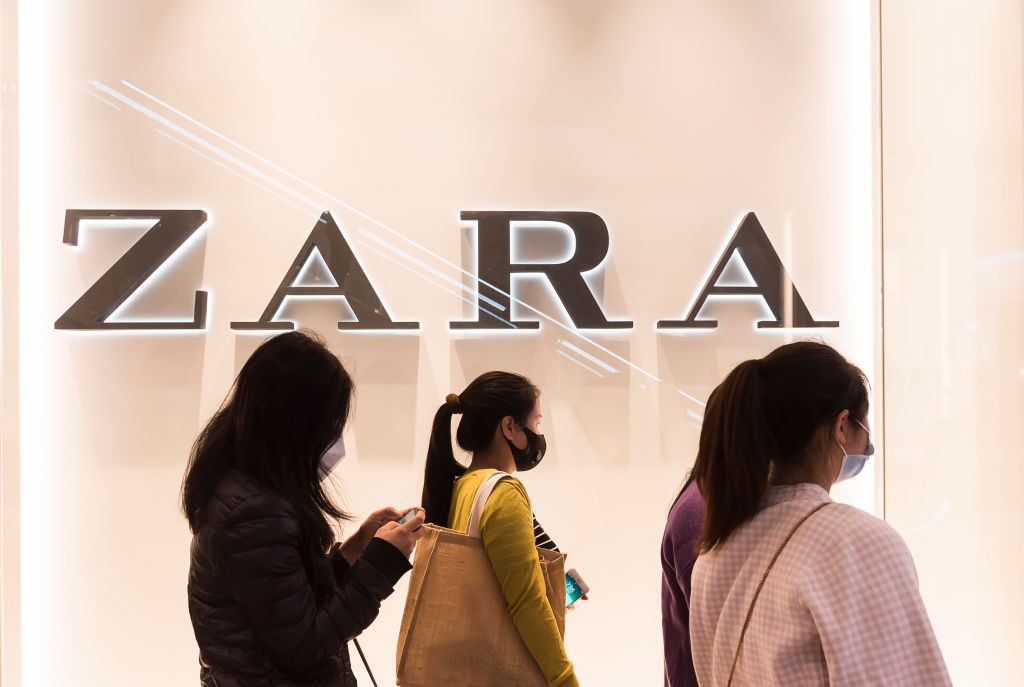 西班牙時裝品牌Zara的母公司Inditex，曾在官網上發表「對強制勞動零容忍」的聲明，表示該公司確認和新疆任何企業沒有任何商業聯繫。（Naomi Rahim/Getty Images）