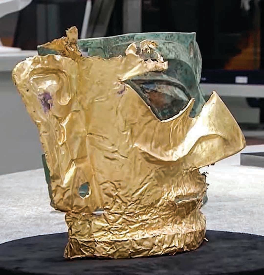 三星堆此次新出土的黃金面具殘片，與此前出土青銅面具極其樣式近似。（影片截圖）