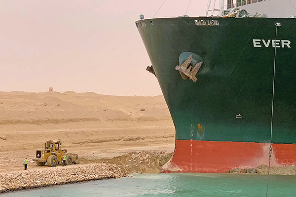 長榮海運超大型貨櫃輪「長賜輪」（Ever Given）23日北向通往蘇伊士運河時，發生擱淺事故。（Suez CANAL / AFP）