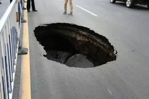 甘肅蘭州馬路又塌了 塌在省政府門口