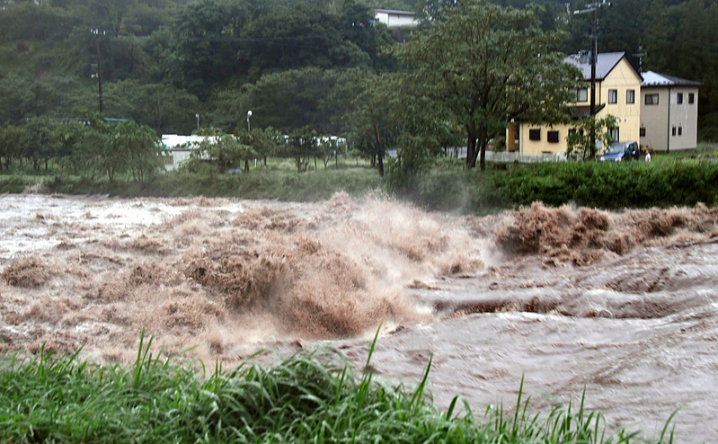 10號颱風「獅子山」於8月30日下午從日本東北地區的岩手縣大船渡市登陸，東北地區多個縣以及北海道遭受強烈颱風的肆虐，普降暴雨，河川決堤，大量積水湧進住家。（Getty Images）