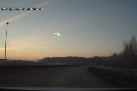 2013年2月15日，俄羅斯車里雅賓斯克（Chelyabinsk）上空出現一顆小行星。（YouTube視像擷圖）