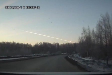 俄羅斯車里雅賓斯克（Chelyabinsk）上空小行星發生爆炸後留下長長的軌跡。（YouTube視像擷圖）