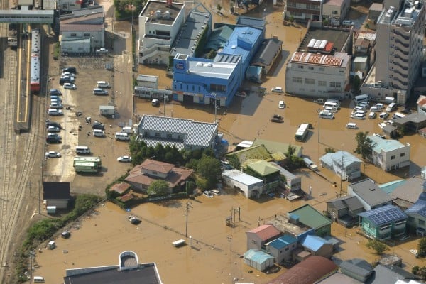 共同社飛機31日航拍的照片顯示，威力強大的颱風獅子山帶來大雨，在日本東北部引發嚴重洪災，岩手縣久慈市多棟民宅淹水，一片泥濘。（共同社提供／中央社）