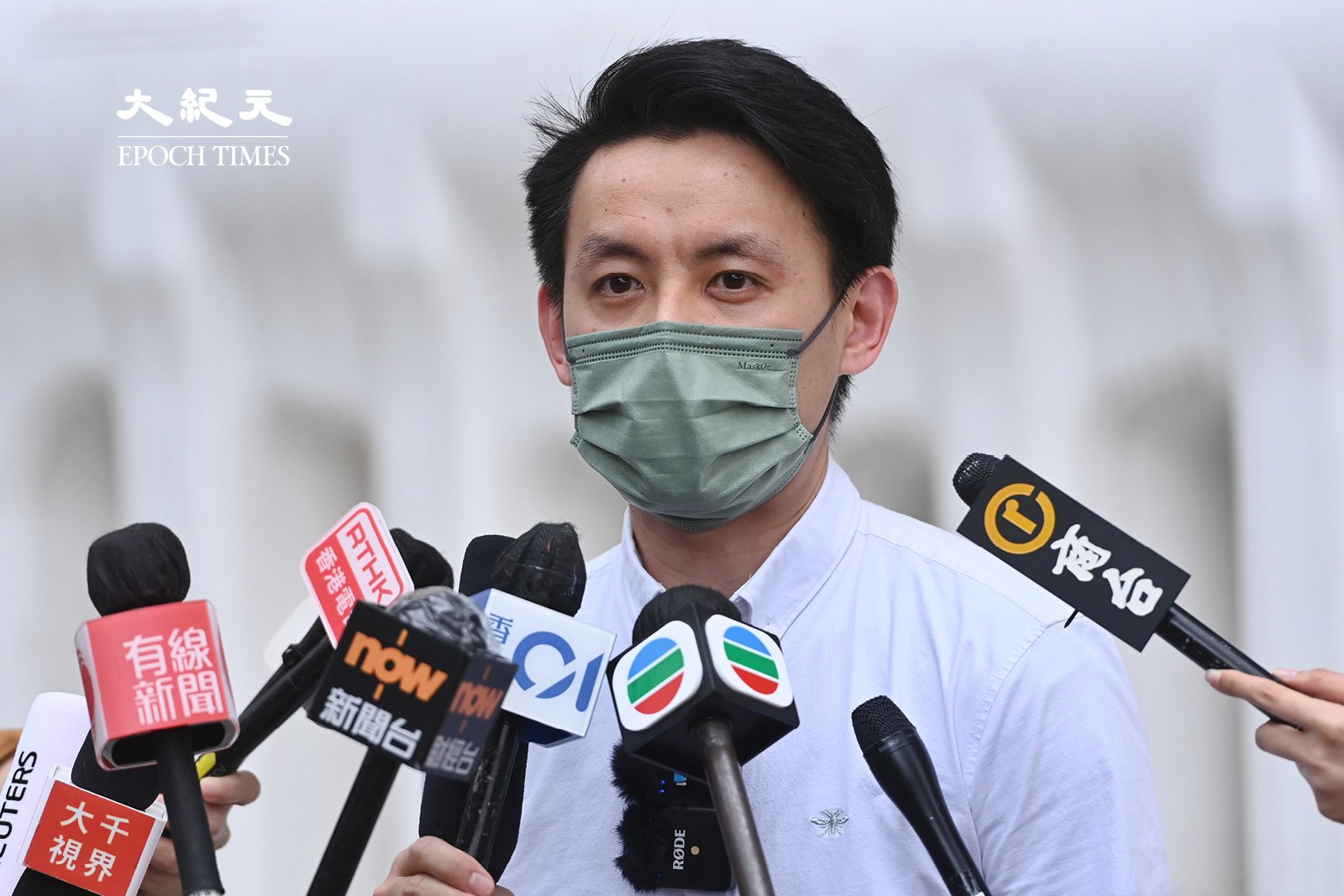 民主黨主席羅健熙3月30日下午在立法會前會見傳媒，回應中共修改香港選舉制度。（宋碧龍／大紀元）