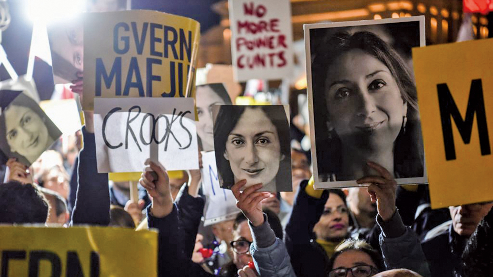 2019年11月29日，馬耳他民眾手舉加利齊亞的照片，在總理辦公室外抗議。（Getty Images）