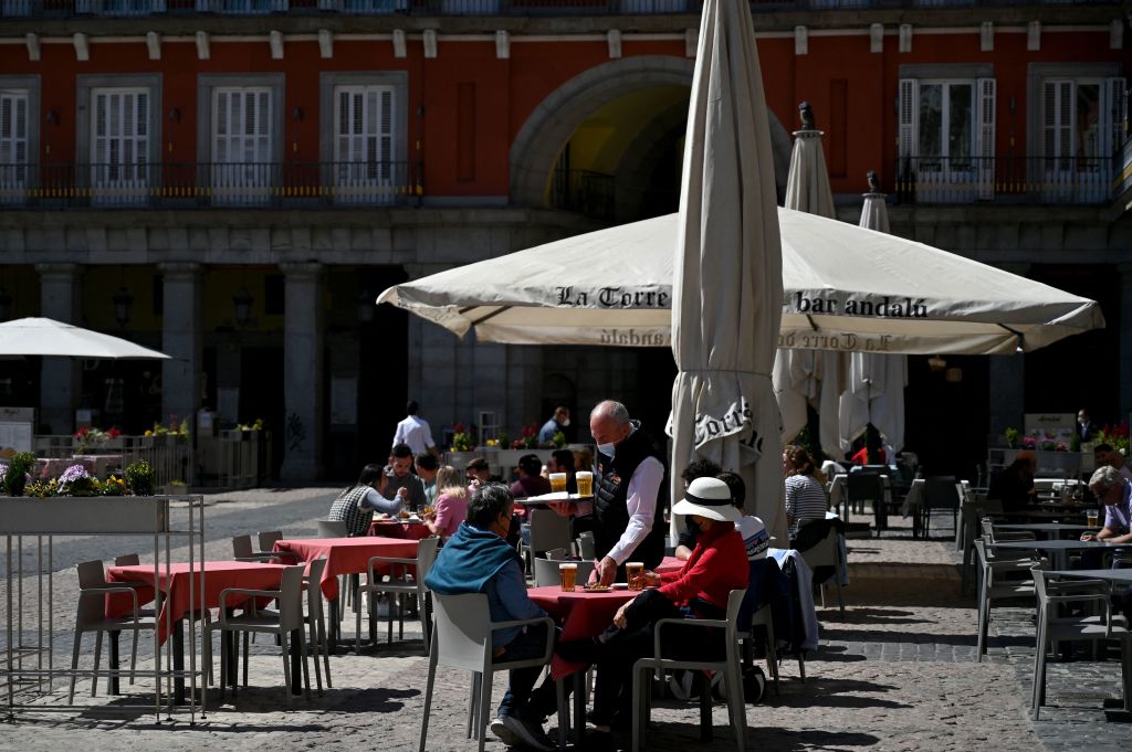 西班牙今（4月6日）公佈2月份到訪的國際旅客為284,311人次。圖為疫情間到訪馬德里Plaza Mayor的訪客。（GABRIEL BOUYS/AFP via Getty Images）