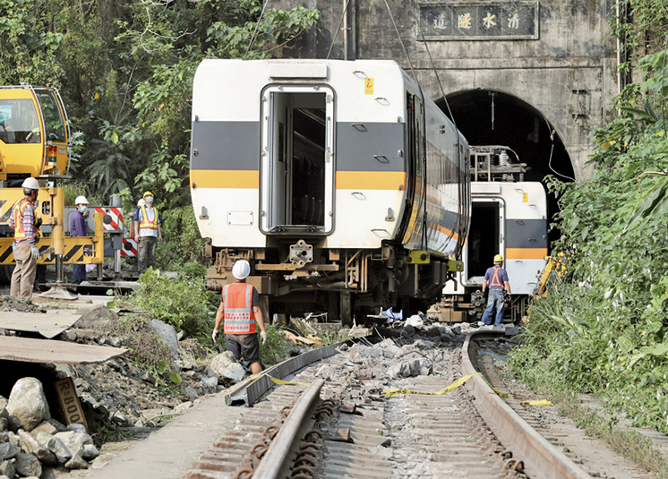 火車撞上滑入軌道的工程車